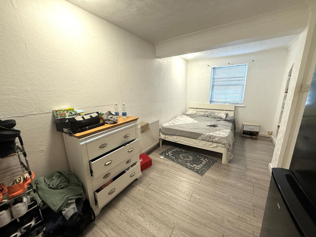 Lot: 59 - HOUSE OF MULTIPLE OCCUPANCY FOR INVESTMENT - Bedroom one